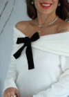 Beyaz Fiyonk Detay Madonna Yaka Triko