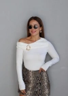 Omzu Açık Tokalı Bluz