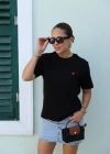 Siyah Kalp Nakışlı Basic Tshirt