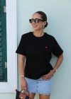 Siyah Kalp Nakışlı Basic Tshirt