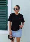 Siyah Kalp Nakışlı Basic Tshirt