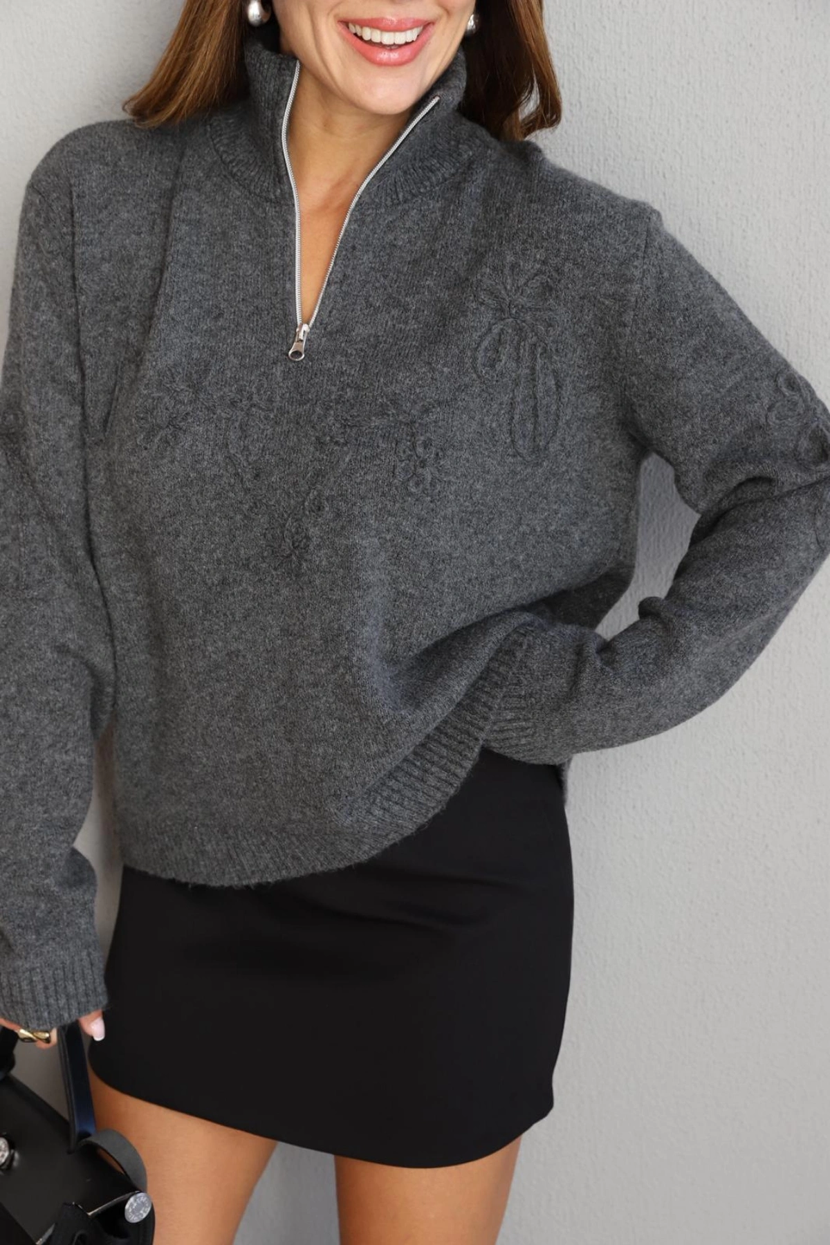 Gri Çiçek İşleme Detay Kazak