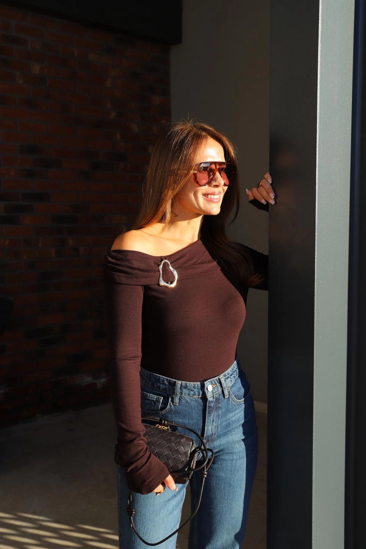 Omzu Açık Tokalı Bluz