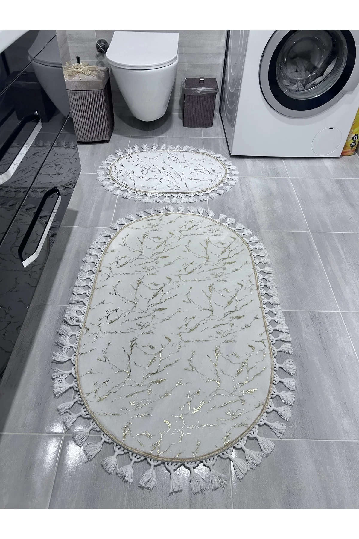 Simli Bambu Kaymaz Deri Taban 2li Set Klozet Beyaz Gold Ponpon Saçak Banyo Paspas Takımı