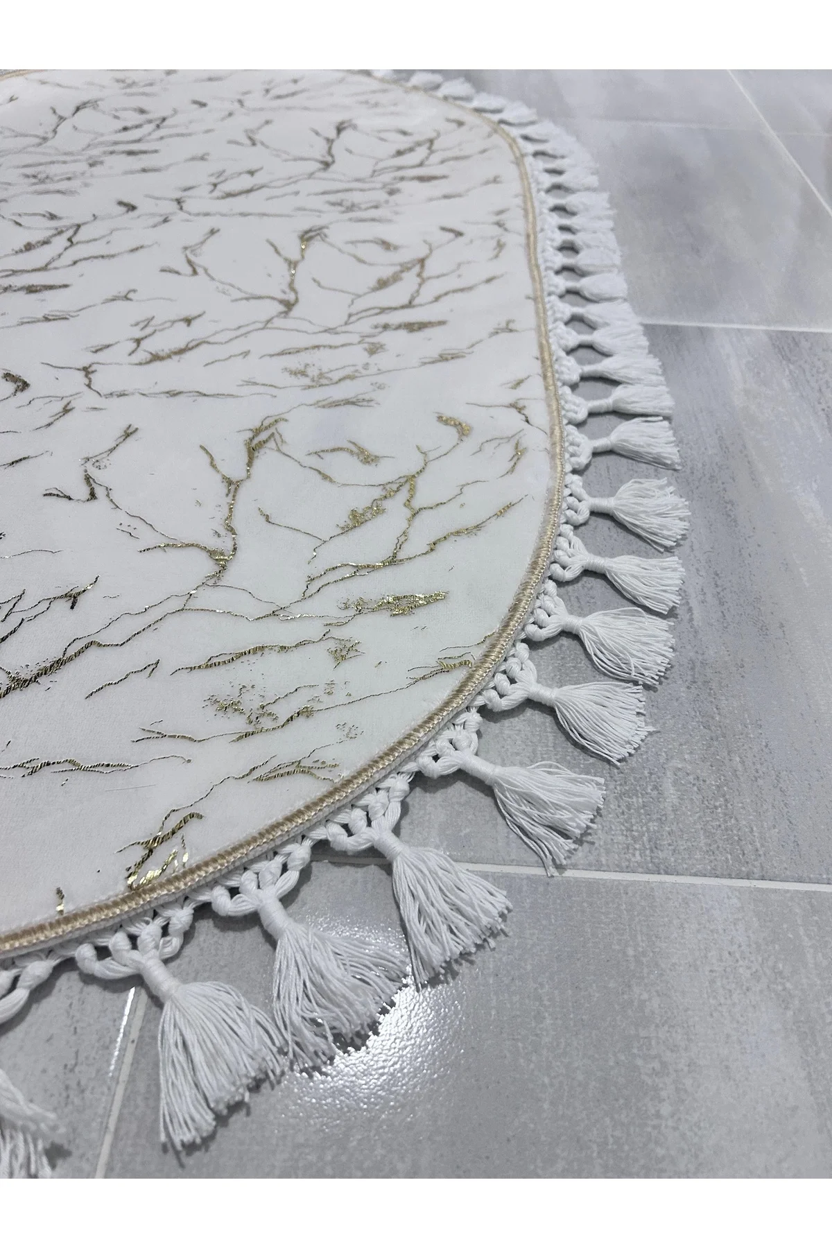 Simli Bambu Kaymaz Deri Taban 2li Set Klozet Beyaz Gold Ponpon Saçak Banyo Paspas Takımı