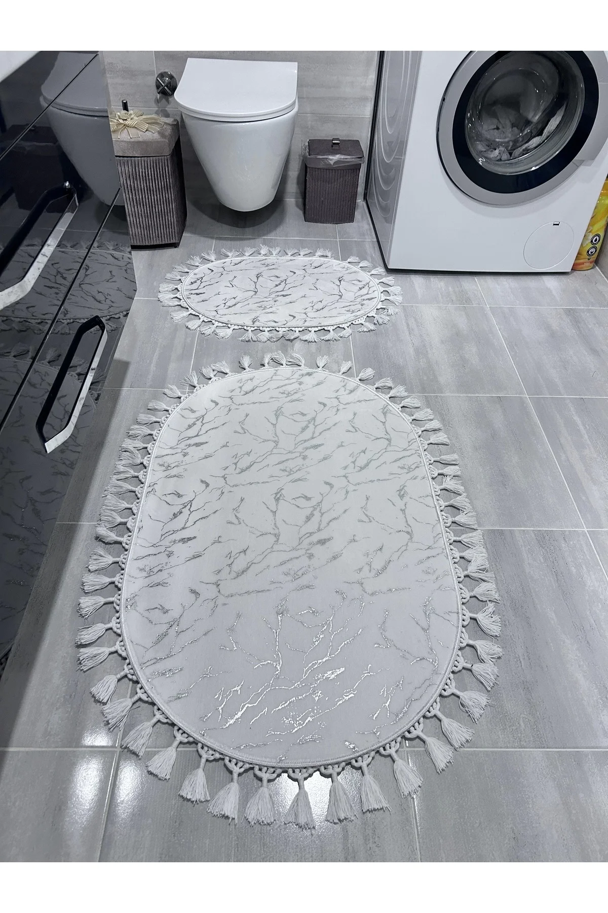 Simli Bambu Kaymaz Deri Taban 2li Set Klozet Beyaz Gümüş Ponpon Banyo Paspas Takımı