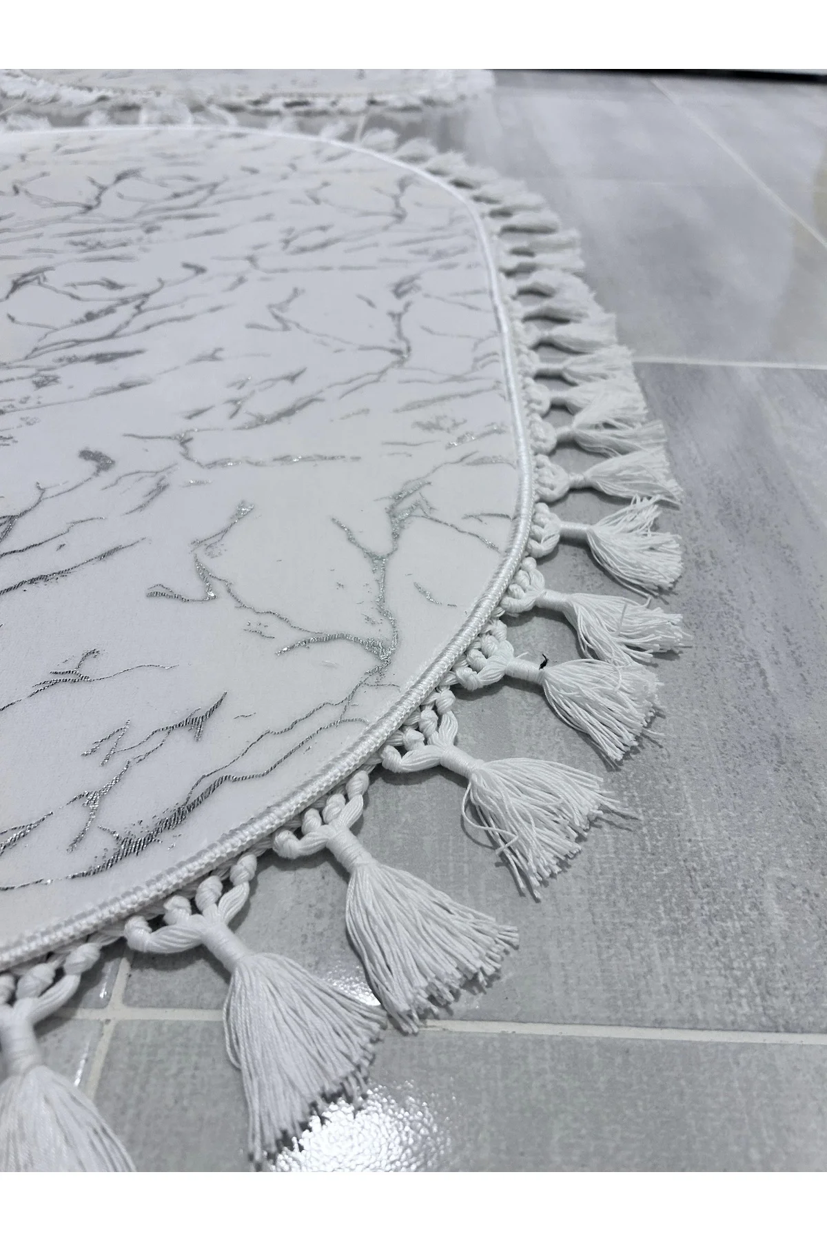 Simli Bambu Kaymaz Deri Taban 2li Set Klozet Beyaz Gümüş Ponpon Banyo Paspas Takımı