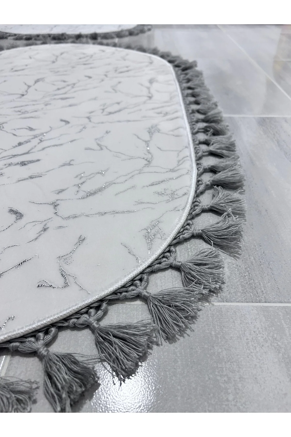 Simli Bambu Kaymaz Deri Taban 2li Set Klozet Beyaz Gümüş Ant Ponpon Banyo Paspas Takımı