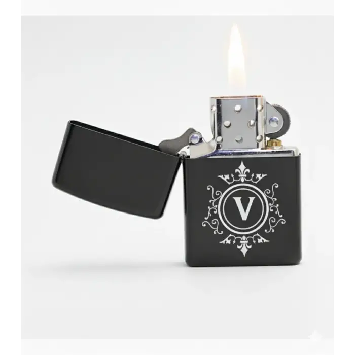 V Harfli Kişiye Özel Harf Baskılı Benzinli Çakmak