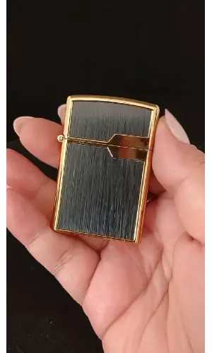 Gold Çerçeveli Karbon Fiber Dokulu Pürmüz Çakmak