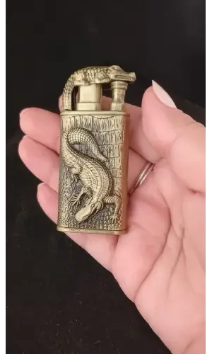 Kabartma Kertenkele/Timsah Desenli Antik Gold Çakmak