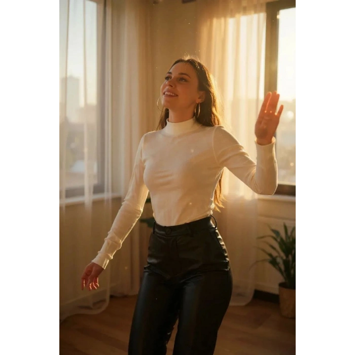 Kadın Beyaz Parmak Geçmeli Uzun Kollu Body Esnek Fit Bluz