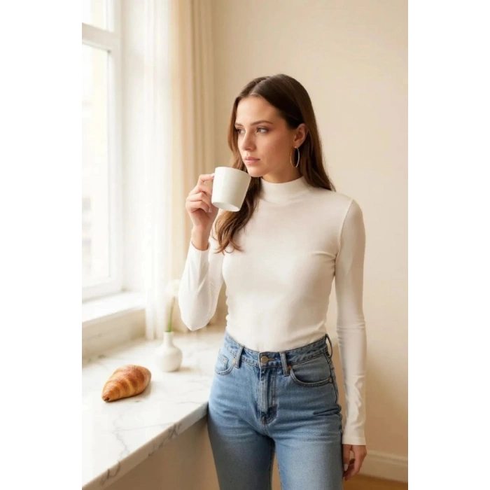 Kadın Beyaz Parmak Geçmeli Uzun Kollu Body Esnek Fit Bluz