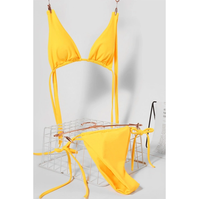 Kadın Sarı Yandan Bağlamalı Tangalı Üçgen Bikini Mayo Takımı