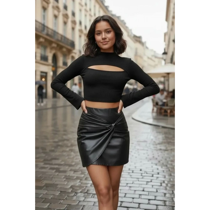 Kadın Siyah Modern Fit Göğüs Dekolteli Uzun Kollu Cut Out Crop Top Bluz