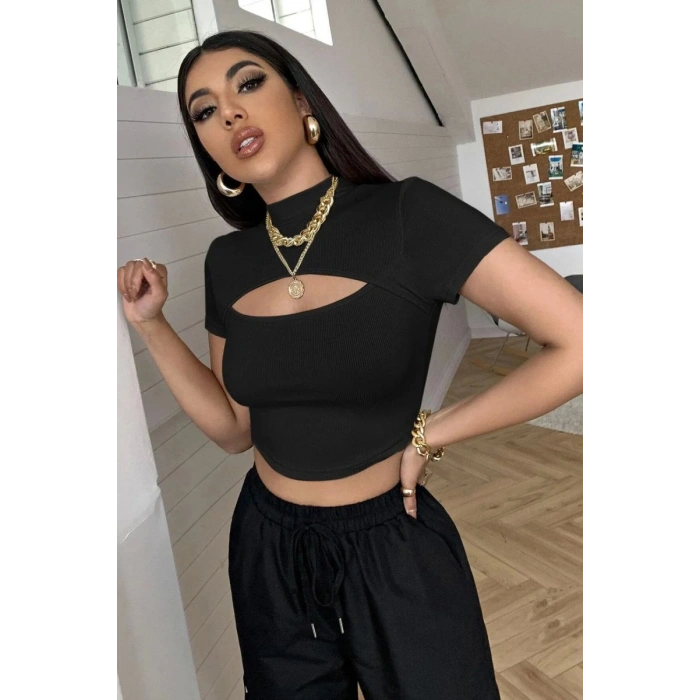 Kadın Siyah Modern Fit Göğüs Dekolteli Yarım Kollu Cut Out Crop Top Bluz