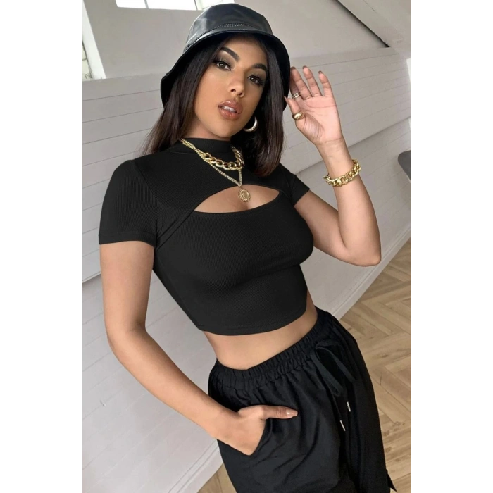 Kadın Siyah Modern Fit Göğüs Dekolteli Yarım Kollu Cut Out Crop Top Bluz
