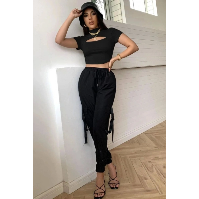 Kadın Siyah Modern Fit Göğüs Dekolteli Yarım Kollu Cut Out Crop Top Bluz