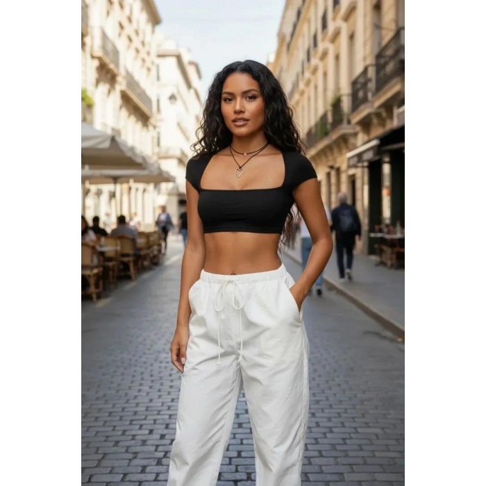 Kadın Siyah Modern Fit Sırt Dekolteli Boyundan Bağlamalı Yarım Kol Crop Top Bluz