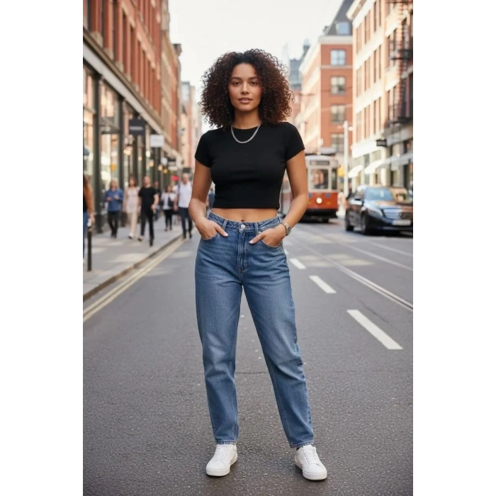 Kadın Siyah Modern Fit Yuvarlak Yaka Yarım Kol Crop Top Bluz