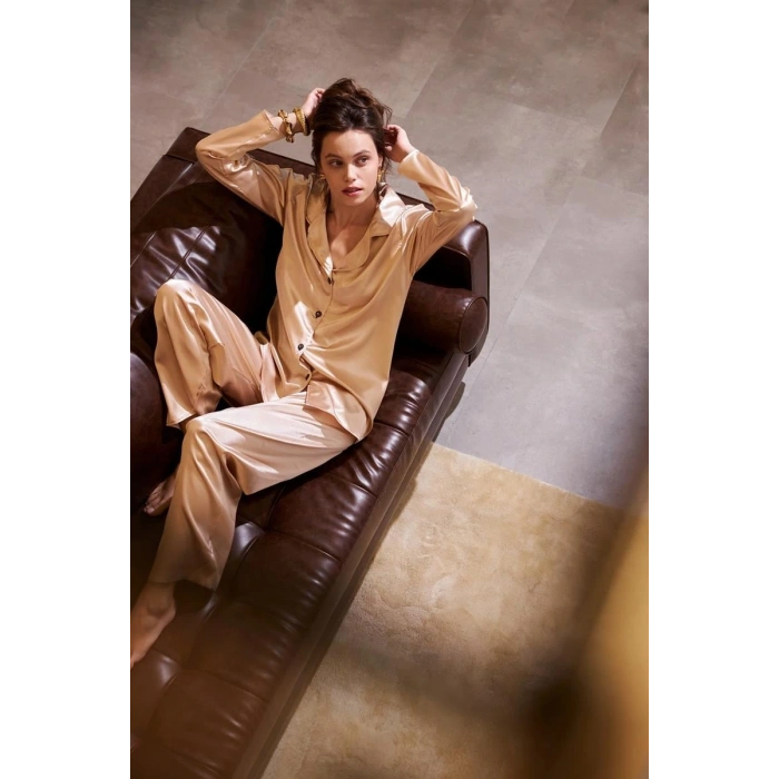 Moda Kadın Bej Oversize Saten Pijama Takımı – Rahat Kesim Şık Ev Giyim Seti