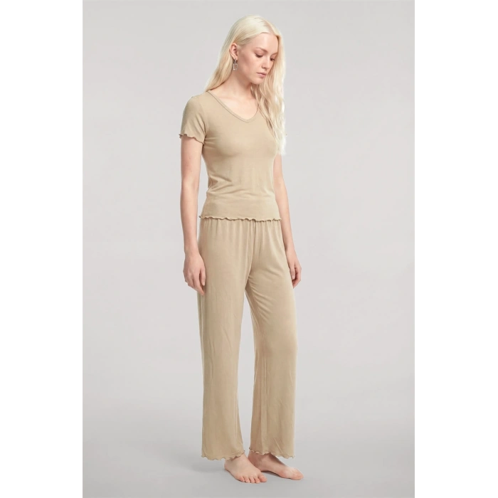 Moda Kadın Bej V Yaka Yumuşak Dokulu Pijama Takımı Rahat ve Şık Ev Giyim Seti