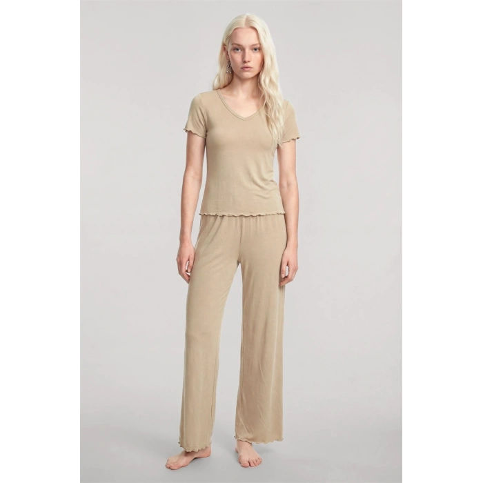 Moda Kadın Bej V Yaka Yumuşak Dokulu Pijama Takımı Rahat ve Şık Ev Giyim Seti