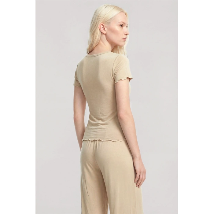 Moda Kadın Bej V Yaka Yumuşak Dokulu Pijama Takımı Rahat ve Şık Ev Giyim Seti