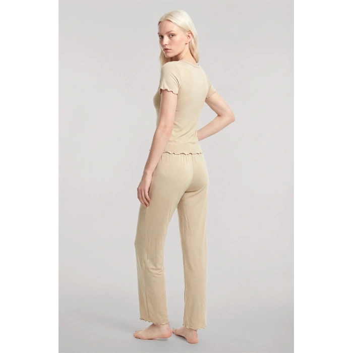 Moda Kadın Bej V Yaka Yumuşak Dokulu Pijama Takımı Rahat ve Şık Ev Giyim Seti
