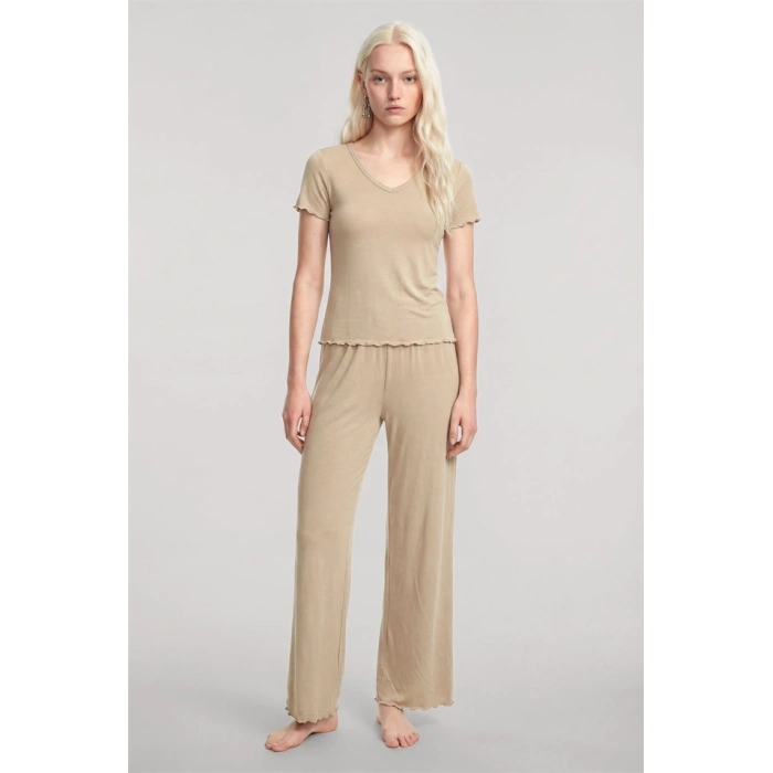 Moda Kadın Bej Yumuşak Dokulu Minimal V Yaka Fırfırlı Üst Şık Günlük Bluz