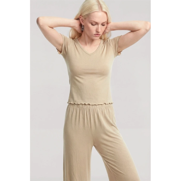 Moda Kadın Bej Yumuşak Dokulu Minimal V Yaka Fırfırlı Üst Şık Günlük Bluz