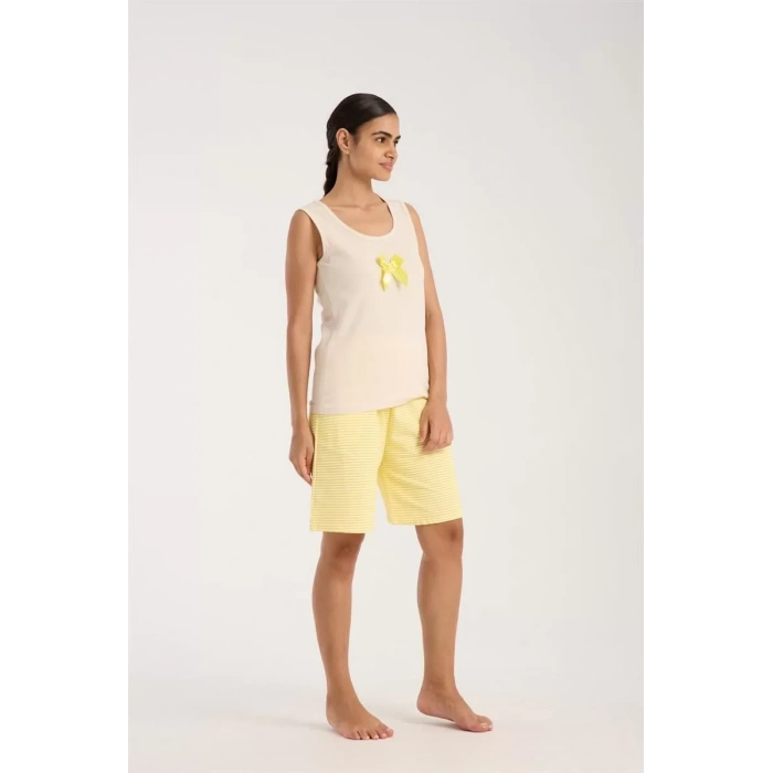 Moda Kadın Beyaz Kurdele Detaylı Sarı Çizgili Şortlu Pijama Takımı