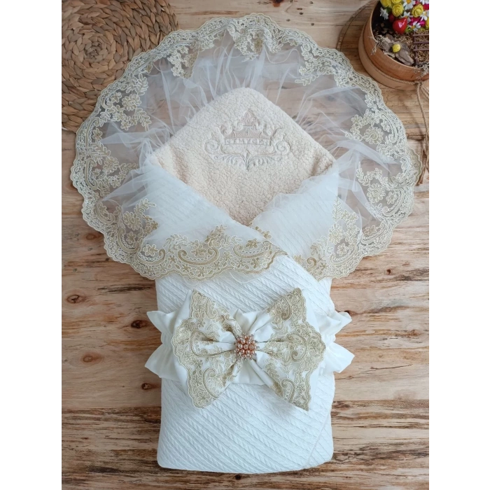 Yenidoğan Kuzulu Taç Nakış Güpürlü Fiyonklu Duvaklı Prizma Taş Unisex Kundak Bebek Battaniyesi Ekru