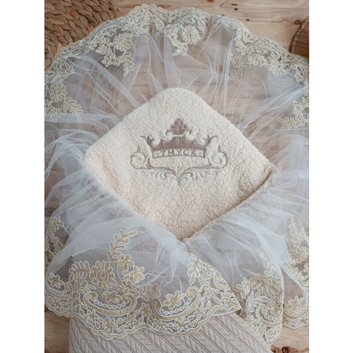 Yenidoğan Kuzulu Taç Nakış Güpürlü Fiyonklu Duvaklı Prizma Taş Unisex Kundak Bebek Battaniyesi Bej