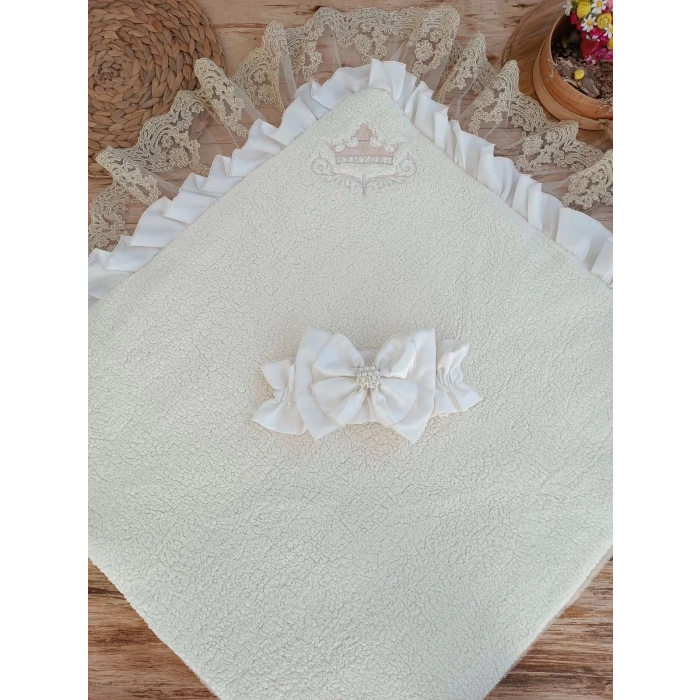 Yenidoğan Wool Yün Kumaş Taç Nakışlı Güpür Duvaklı Fiyonk Prizma Taş Unisex Kundak Bebek Battaniyesi Bej