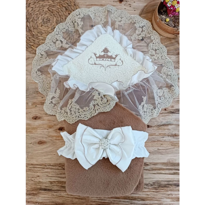 Yenidoğan Wool Yün Kumaş Taç Nakışlı Güpür Duvaklı Fiyonk Prizma Taş Unisex Kundak Bebek Battaniyesi Kahverengi