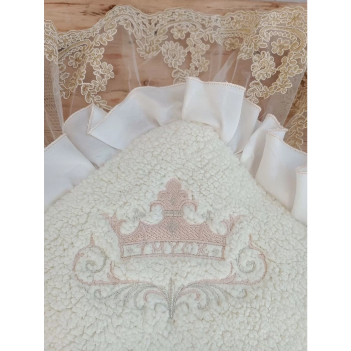 Yenidoğan Wool Yün Kumaş Taç Nakışlı Güpür Duvaklı Fiyonk Prizma Taş Unisex Kundak Bebek Battaniyesi Bej