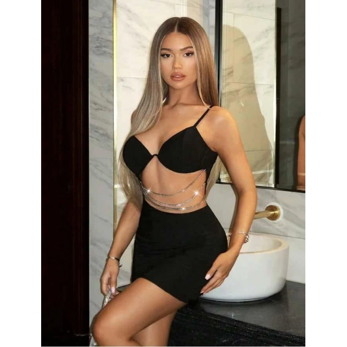 Zincir Detaylı Göğüs Dekolteli Siyah Mini Club Elbisesi