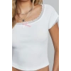 Kadın Beyaz Premium Dantel Detaylı Fiyonk Aksesuarlı Crop Top Bluz