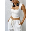 Kadın Beyaz Premium Görünümlü Kare Yaka Kalın Omuz Detaylı Crop Top Bluz
