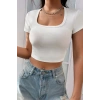 Kadın Beyaz Yarım Kol Düz Yaka Crop Top Bluz