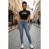 Kadın Siyah Modern Fit Göğüs Dekolteli Yarım Kollu Cut Out Crop Top Bluz