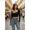 Kadın Siyah Modern Fit Uzun Kol Göğüs Dekolteli Şık Crop Top Bluz