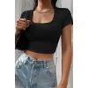 Kadın Siyah Modern Fit Yarım Kol Düz Yaka Crop Top Bluz