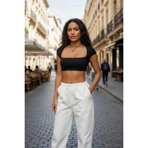 Kadın Siyah Modern Fit Sırt Dekolteli Boyundan Bağlamalı Yarım Kol Crop Top Bluz