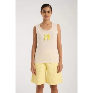 Moda Kadın Beyaz Kurdele Detaylı Sarı Çizgili Şortlu Pijama Takımı