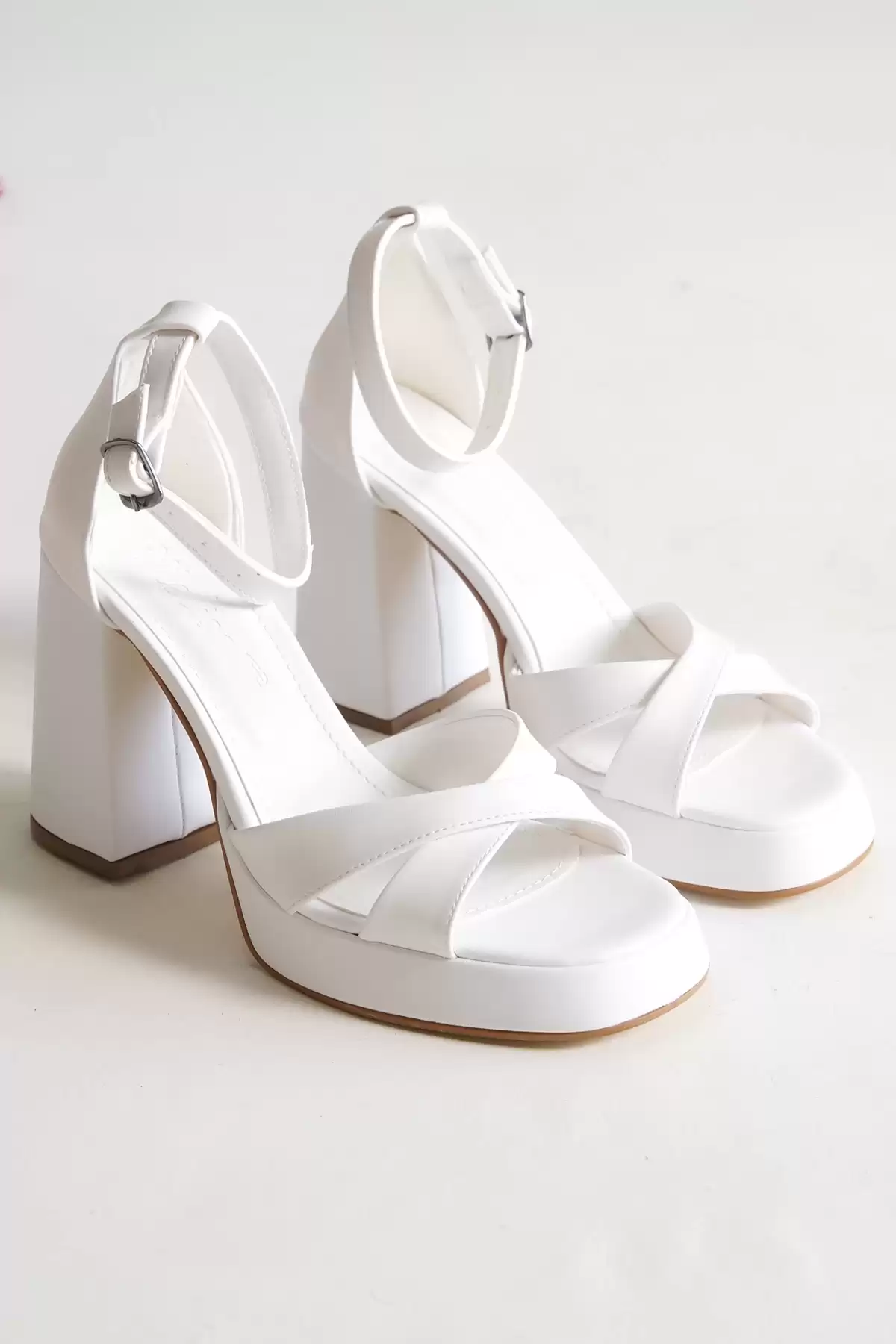 White Skin Woman Cross Platform Heel Shoes