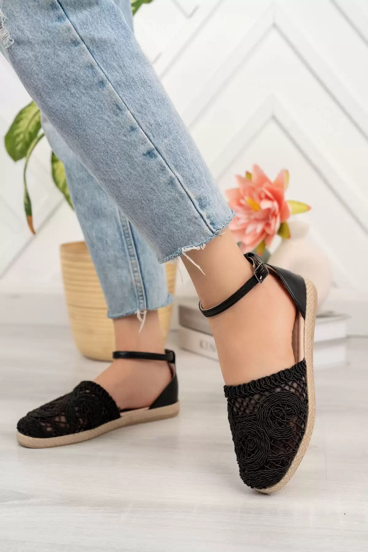 Black Woman Lace Sandals