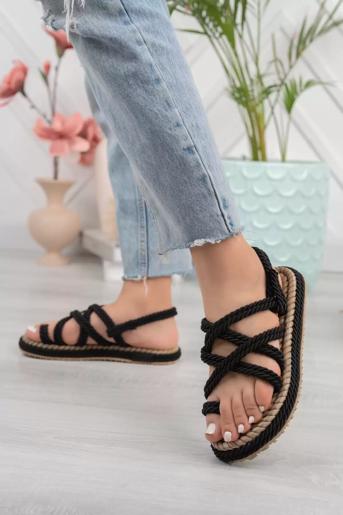 Black Woman Finger Glossow Sandals