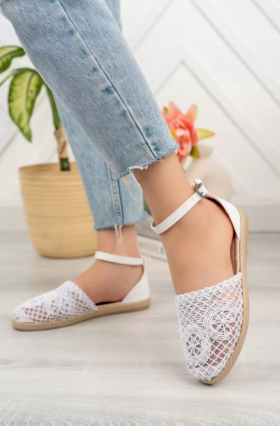 White Woman Lace Sandals